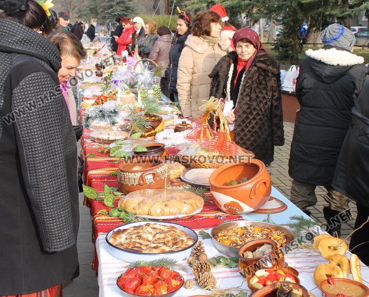 Коледен дух с традиционни обичаи, песни, коледен огън и много ястия на площад "България"