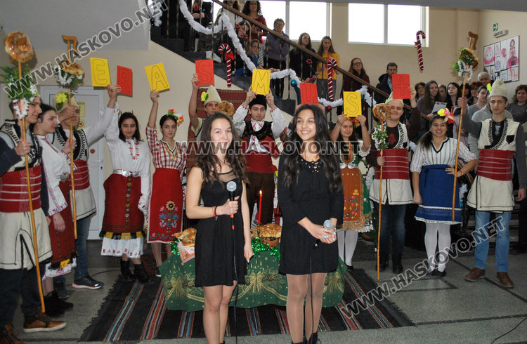 Коледуване и награди за изявени ученици в ПМГ, пристигна и робот