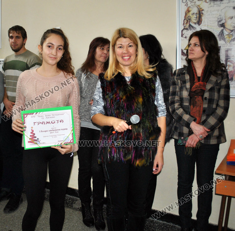 Коледуване и награди за изявени ученици в ПМГ, пристигна и робот