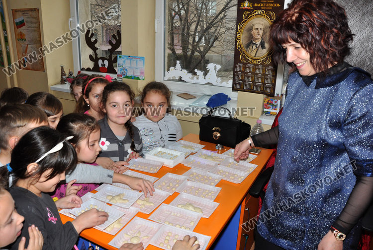 В училище “Васил Левски” замесиха обредни хлябове