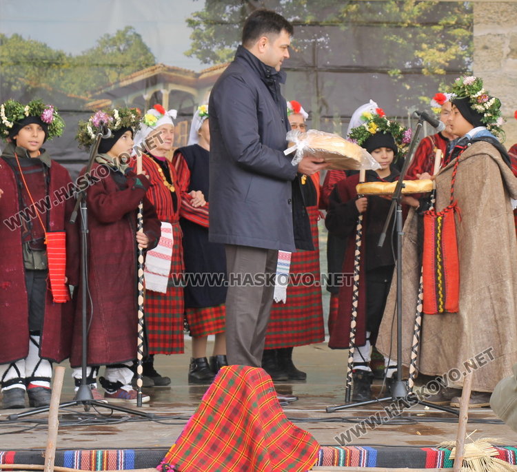 Коледен дух с традиционни обичаи, песни, коледен огън и много ястия на площад "България"