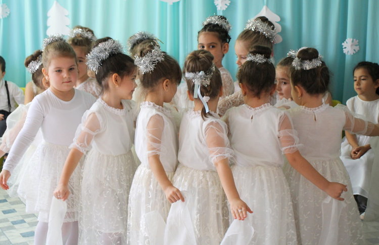 С приказно тържество посрещнаха дядо Коледа в детска градина "Осми март"