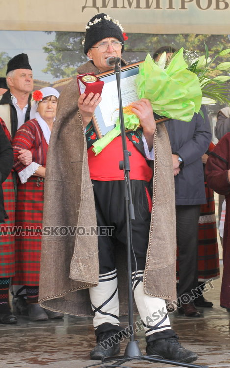 Коледен дух с традиционни обичаи, песни, коледен огън и много ястия на площад "България"