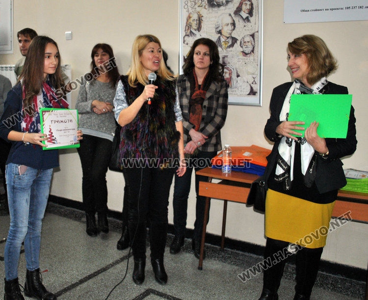 Коледуване и награди за изявени ученици в ПМГ, пристигна и робот