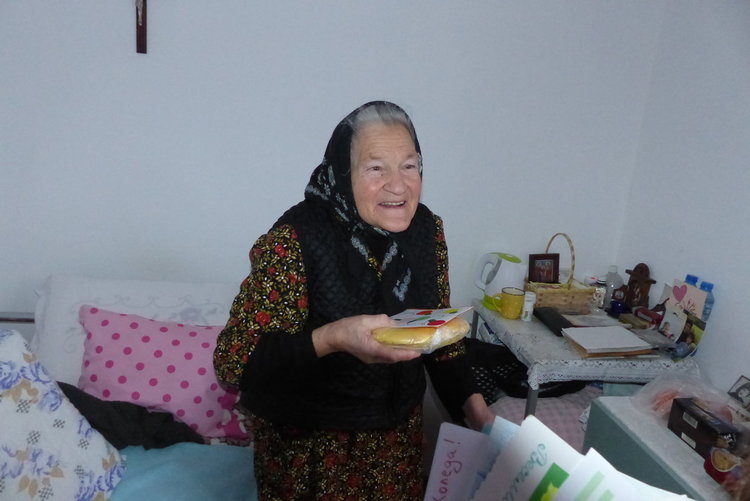 Баба Мара от Момчиловци е на 86г, загубила е мъжа си и двете с идъщери, а в дома във Фатово живее от 2 години