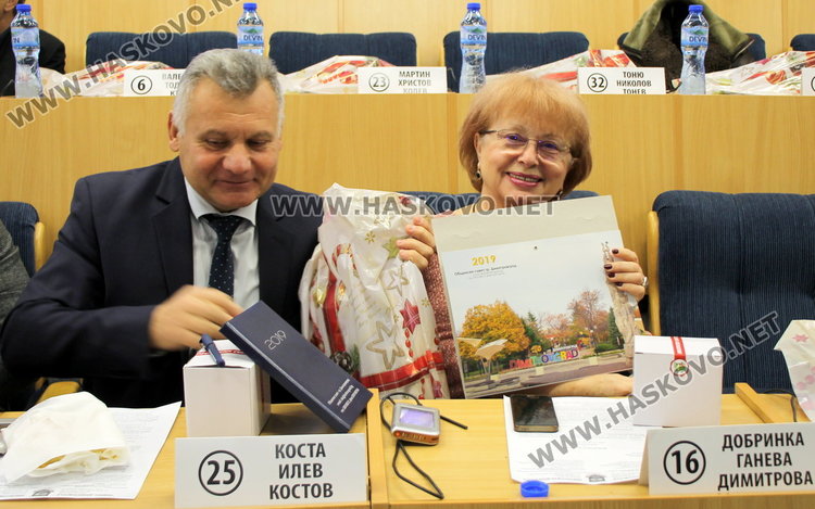 С коледари, подаръци, баница с късмети и единодушие премина последното заседание на ОбС - Димитровград