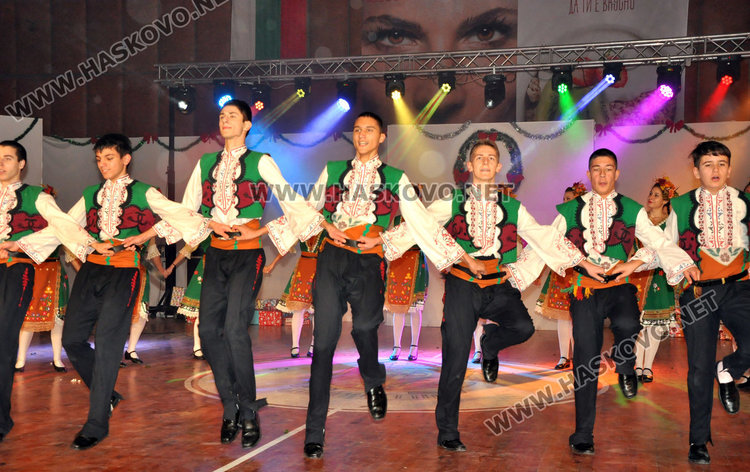 Ансамбъл „Хасково“ напълни зала „Дружба“ за „Коледа е…“ 