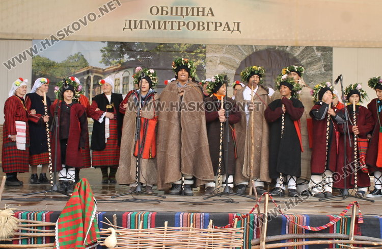 Коледен дух с традиционни обичаи, песни, коледен огън и много ястия на площад "България"