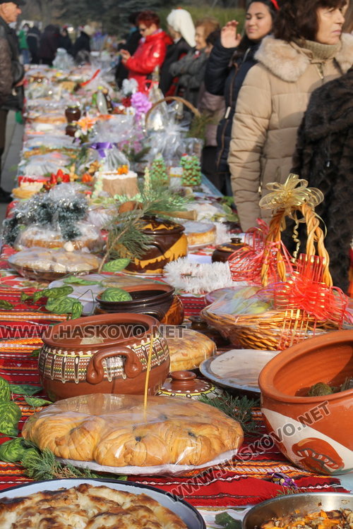 Коледен дух с традиционни обичаи, песни, коледен огън и много ястия на площад "България"