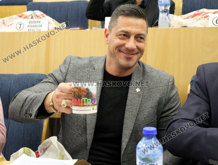 С коледари, подаръци, баница с късмети и единодушие премина последното заседание на ОбС - Димитровград