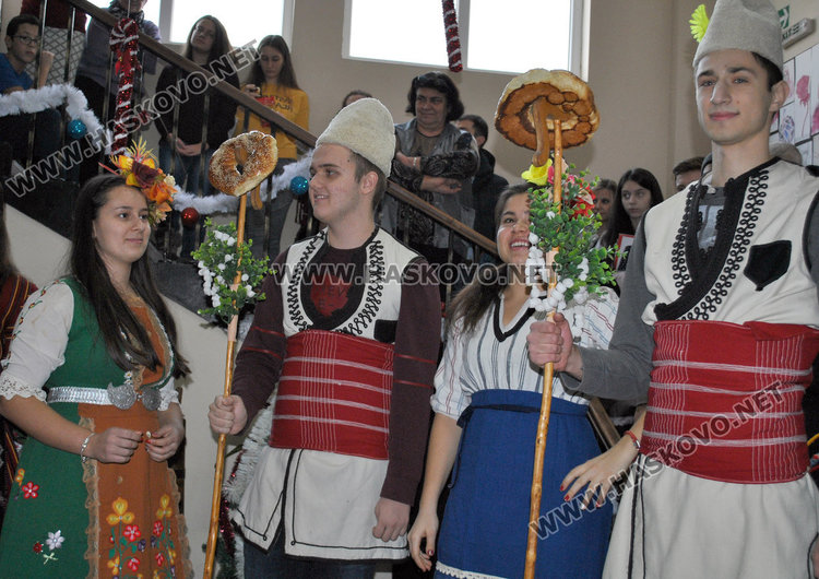 Коледуване и награди за изявени ученици в ПМГ, пристигна и робот