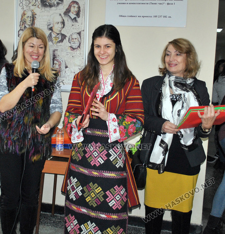 Коледуване и награди за изявени ученици в ПМГ, пристигна и робот