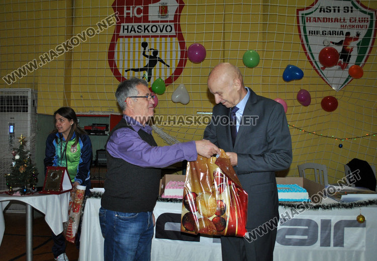 Хандбалистите с награда от кмета за високи резултати и купон за Коледа
