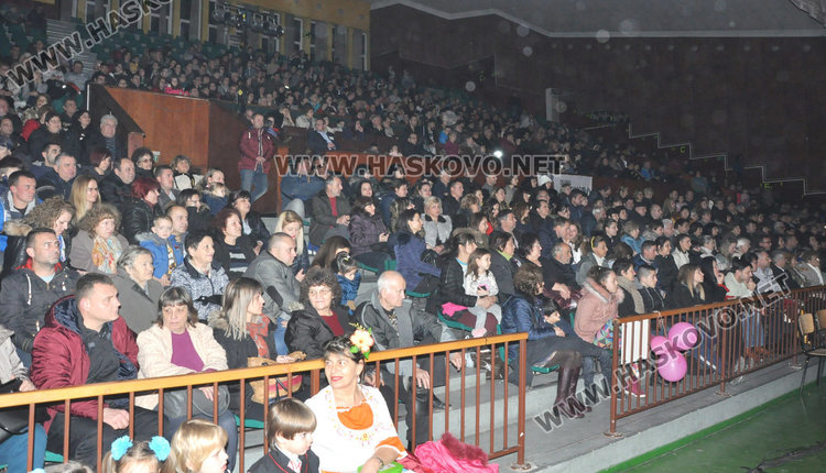 Ансамбъл „Хасково“ напълни зала „Дружба“ за „Коледа е…“ 