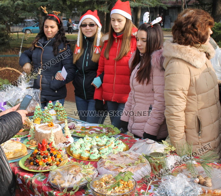 Коледен дух с традиционни обичаи, песни, коледен огън и много ястия на площад "България"