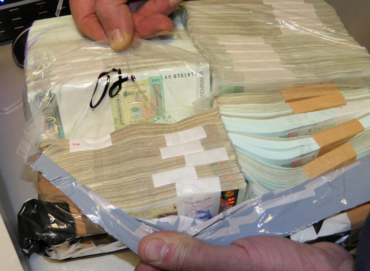 Разбиха група за данъчни измами, свързани със санирането