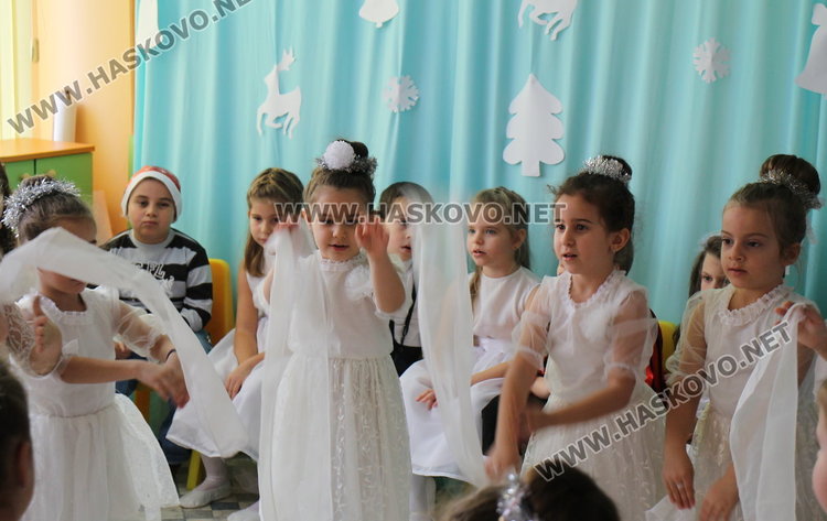 С приказно тържество посрещнаха дядо Коледа в детска градина "Осми март"