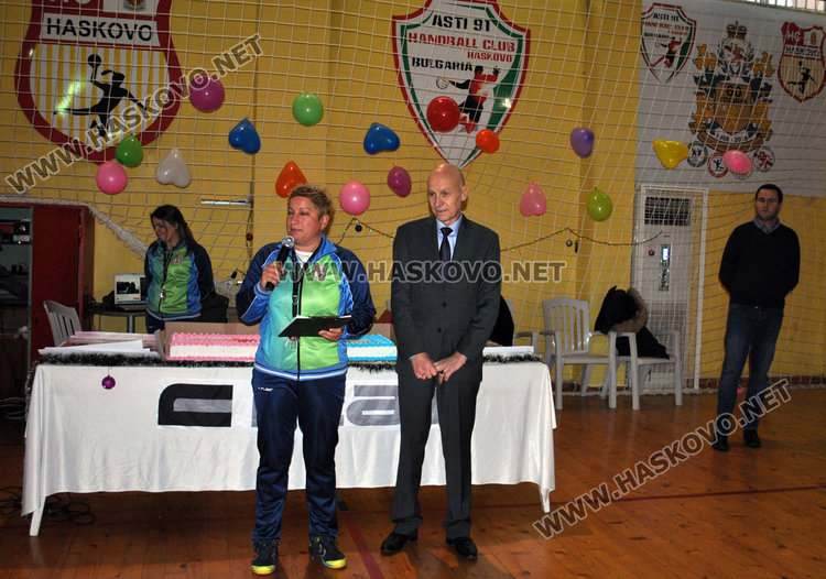 Хандбалистите с награда от кмета за високи резултати и купон за Коледа