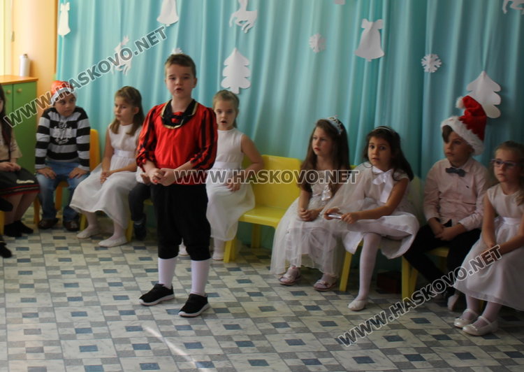 С приказно тържество посрещнаха дядо Коледа в детска градина "Осми март"