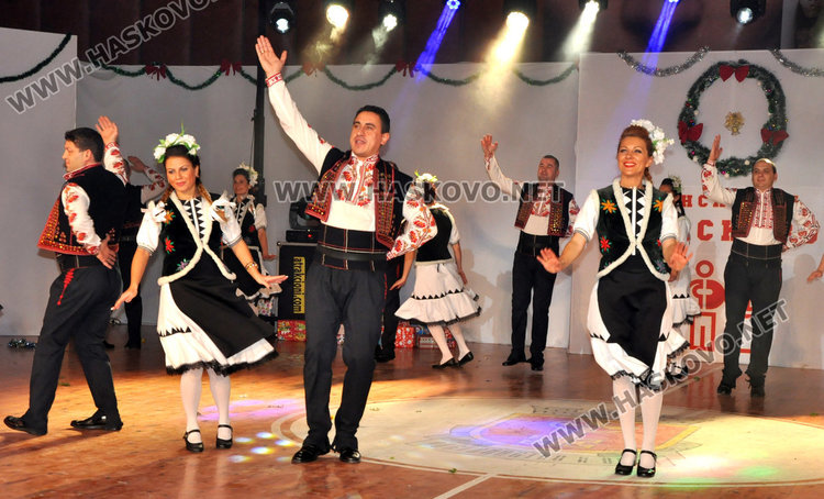 Ансамбъл „Хасково“ напълни зала „Дружба“ за „Коледа е…“ 