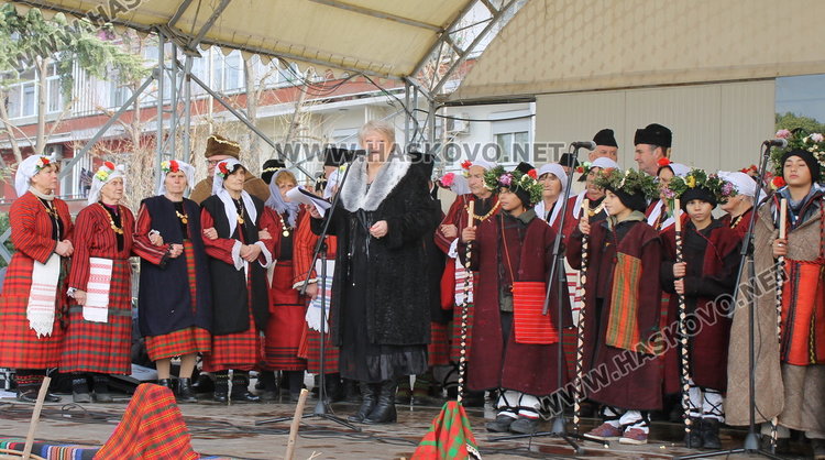 Коледен дух с традиционни обичаи, песни, коледен огън и много ястия на площад "България"