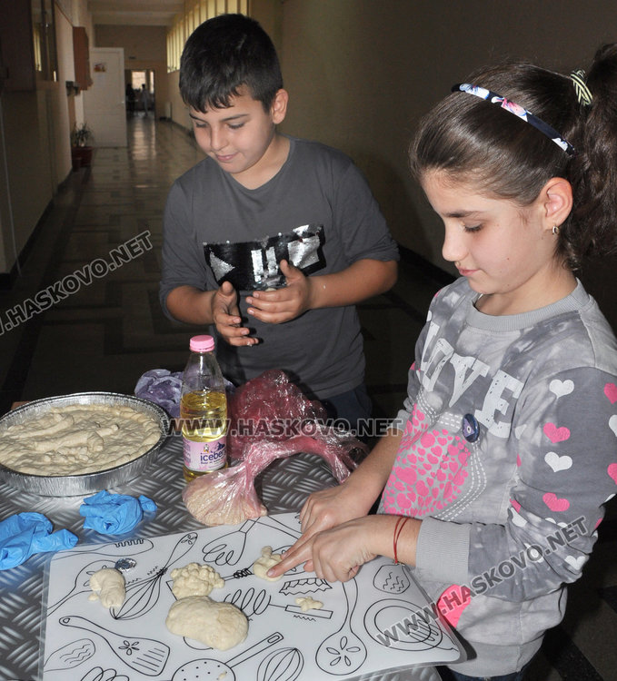 В училище “Васил Левски” замесиха обредни хлябове