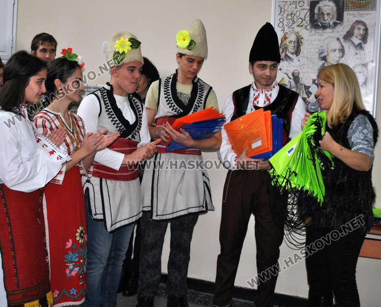 Коледуване и награди за изявени ученици в ПМГ, пристигна и робот