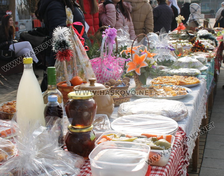 Коледен дух с традиционни обичаи, песни, коледен огън и много ястия на площад "България"