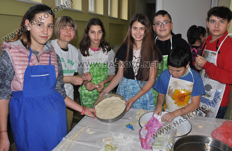 В училище “Васил Левски” замесиха обредни хлябове