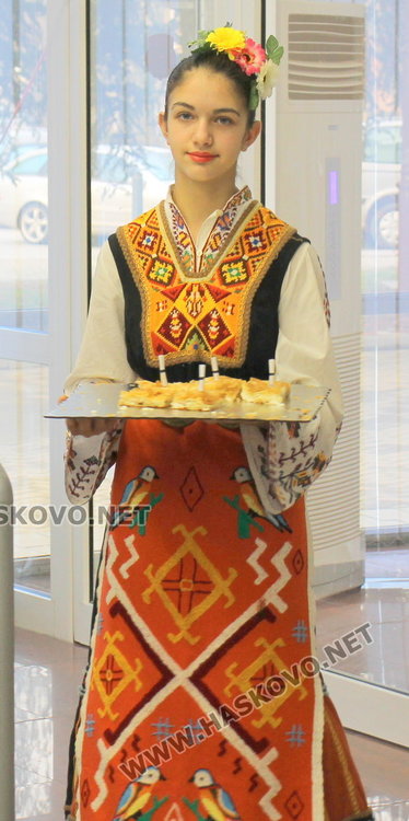 С коледари, подаръци, баница с късмети и единодушие премина последното заседание на ОбС - Димитровград