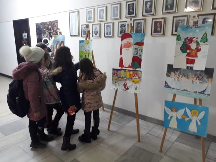 Коледна приказка в картини представиха децата от „Клуб на радостта”