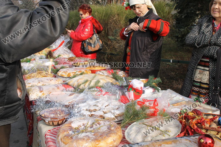 Коледен дух с традиционни обичаи, песни, коледен огън и много ястия на площад "България"