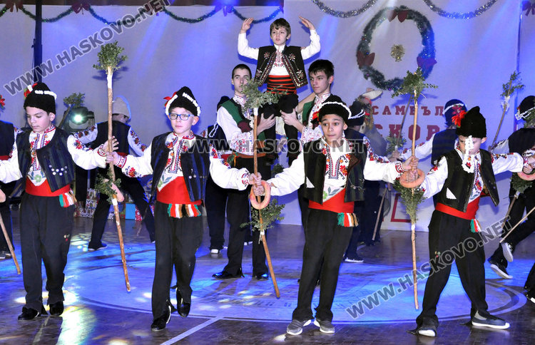 Ансамбъл „Хасково“ напълни зала „Дружба“ за „Коледа е…“ 