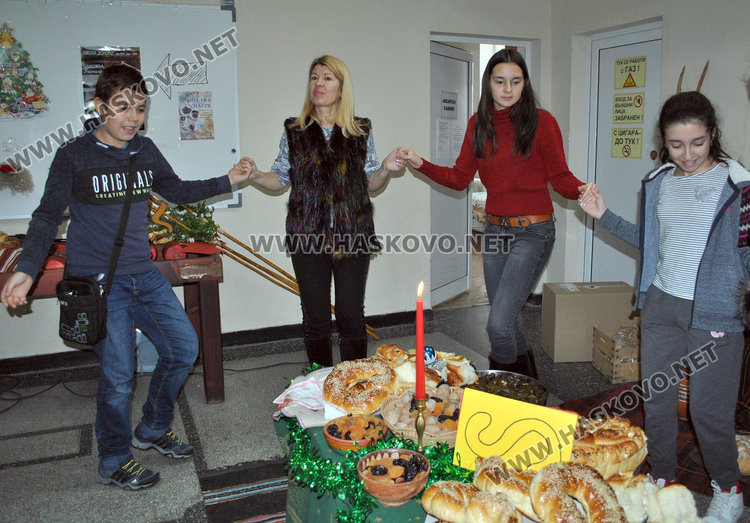 Коледуване и награди за изявени ученици в ПМГ, пристигна и робот