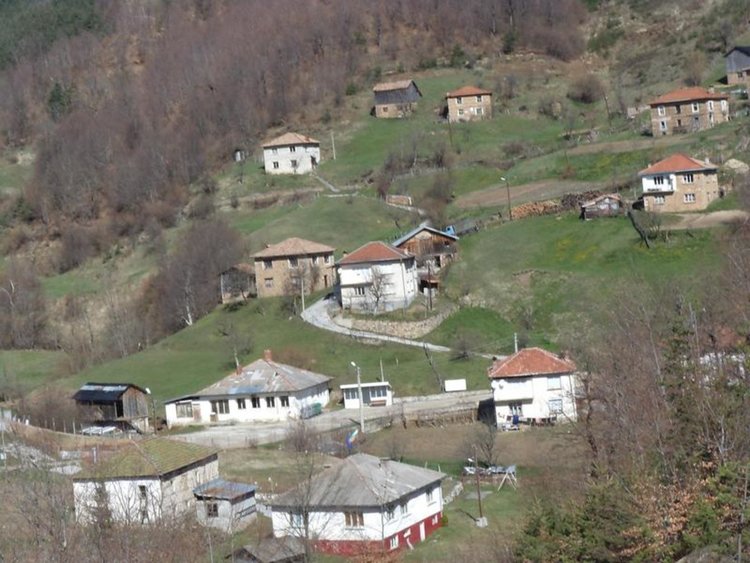 село Вълчан високо в планината и с черен път, сега имат чакъл по трасето от малко над километър след разклона на пътя Смилян-Рудозем