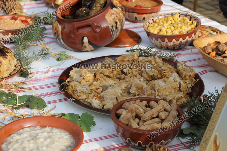 Коледен дух с традиционни обичаи, песни, коледен огън и много ястия на площад "България"