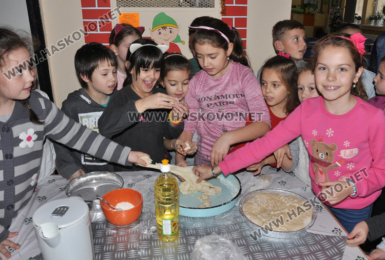 В училище “Васил Левски” замесиха обредни хлябове