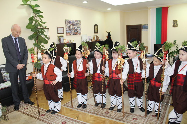 Коледарчета пяха и танцуваха в кабинета на кмета на Игнажден