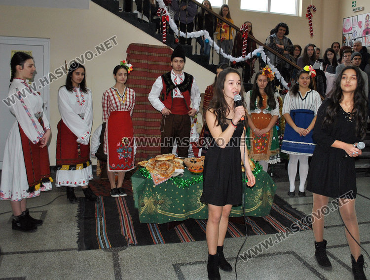 Коледуване и награди за изявени ученици в ПМГ, пристигна и робот