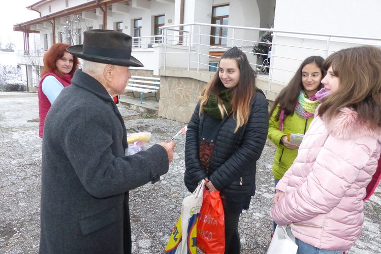 Деца доброволци от Смолян занесоха коледни подаръци от три църкви в дома във Фатово 