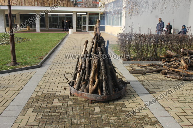 Коледен дух с традиционни обичаи, песни, коледен огън и много ястия на площад "България"