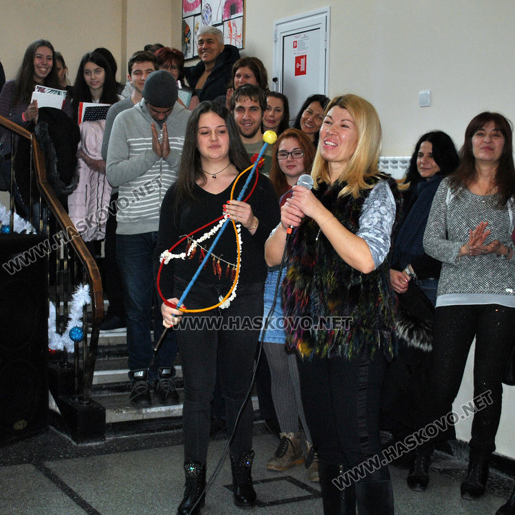 Коледуване и награди за изявени ученици в ПМГ, пристигна и робот