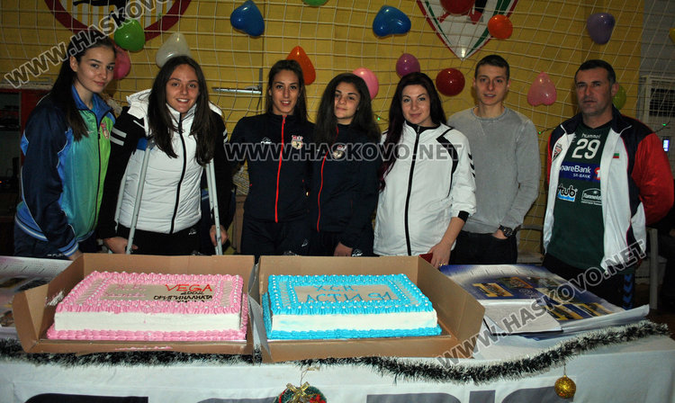 Хандбалистите с награда от кмета за високи резултати и купон за Коледа