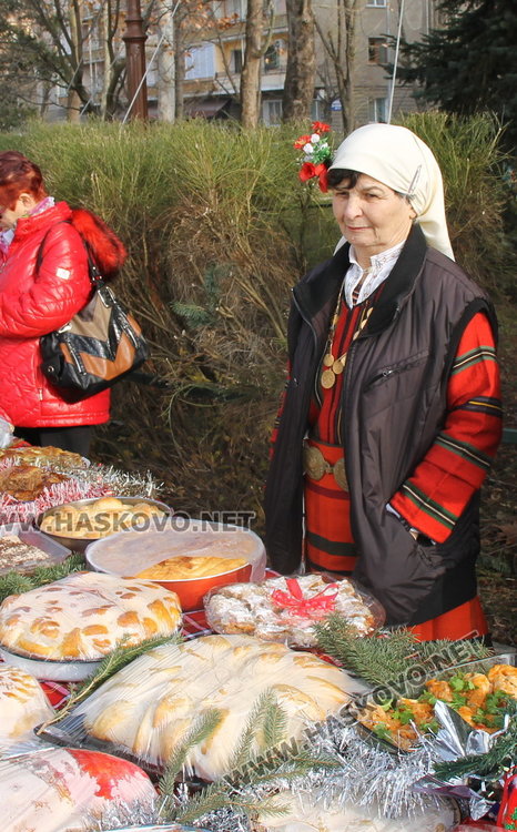 Коледен дух с традиционни обичаи, песни, коледен огън и много ястия на площад "България"