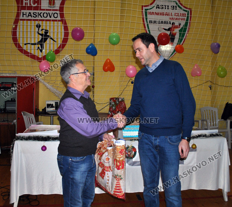 Хандбалистите с награда от кмета за високи резултати и купон за Коледа