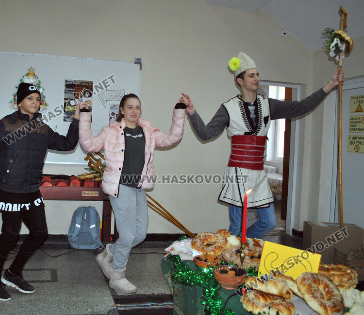 Коледуване и награди за изявени ученици в ПМГ, пристигна и робот