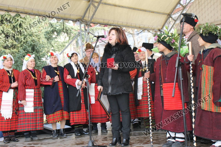 Коледен дух с традиционни обичаи, песни, коледен огън и много ястия на площад "България"