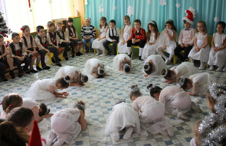 С приказно тържество посрещнаха дядо Коледа в детска градина "Осми март"