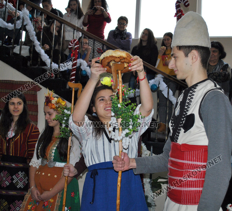 Коледуване и награди за изявени ученици в ПМГ, пристигна и робот