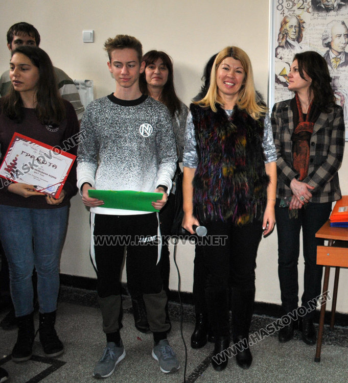 Коледуване и награди за изявени ученици в ПМГ, пристигна и робот